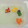 Miniatyrbild 3 av 4: LUDI - Små plastleksaker för att leka i badet Från 6 månader. 4 roliga sprinklertransporter: bil, flyg, skoter,