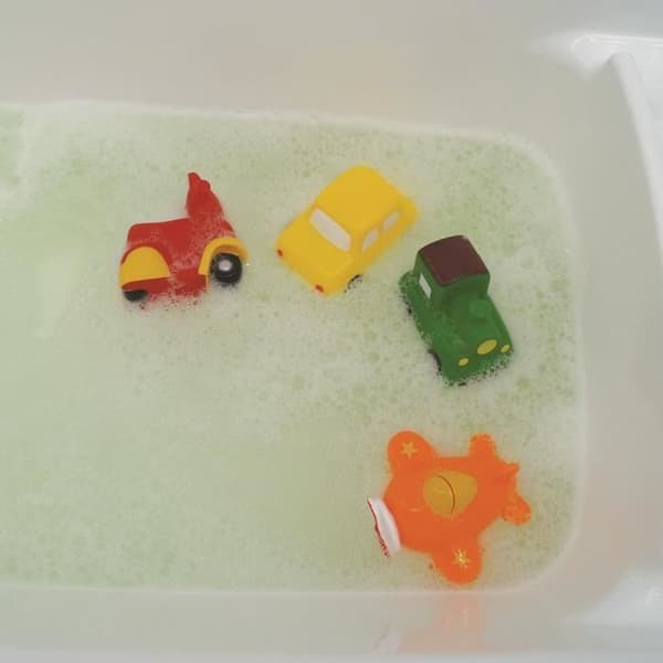 LUDI - Små plastleksaker för att leka i badet Från 6 månader. 4 roliga sprinklertransporter: bil, flyg, skoter,