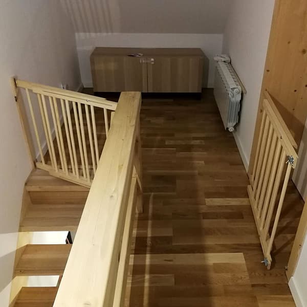 Stilfuldt Justerbart Trætrappegitter - Sikkerhed & Elegance til Moderne Hjem