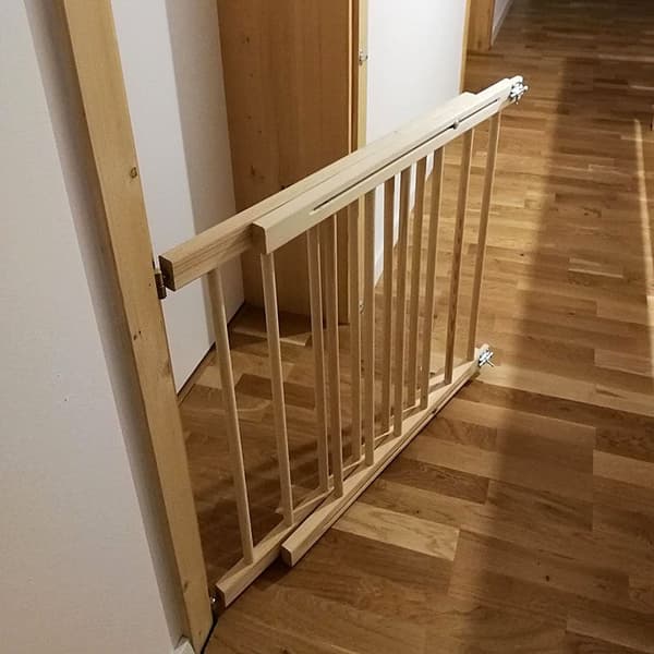 Stilfuldt Justerbart Trætrappegitter - Sikkerhed & Elegance til Moderne Hjem