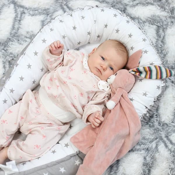 Babynest cocoon newborn 90 x 50 cm - håndlavet krammerede babynest lavet af bomuldsstjerner grå-hvid