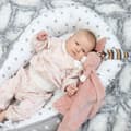 Miniatyrbillede 5 af 7: Babynest cocoon newborn 90 x 50 cm - håndlavet krammerede babynest lavet af bomuldsstjerner grå-hvid