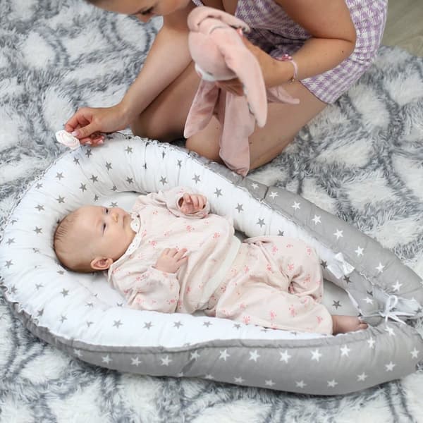 Babynest cocoon newborn 90 x 50 cm - håndlavet krammerede babynest lavet af bomuldsstjerner grå-hvid