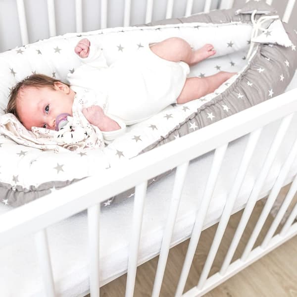 Babynest cocoon newborn 90 x 50 cm - håndlavet krammerede babynest lavet af bomuldsstjerner grå-hvid