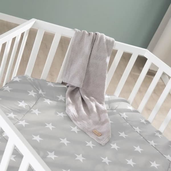 ROBA LITTLE STARS Hegaxonal Baby Lekhage - Justerbar Höjd - Vadderat Överdrag - Bromsade Hjul - Vitlackerat Trä - Stjärnmönster