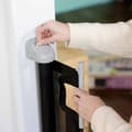 Pikkukuva 4 / 5: INGENUITY Barnsäkerhetsgrind upp till 136 cm, Upprullbar, Automatisk stängning, Enkel att installera