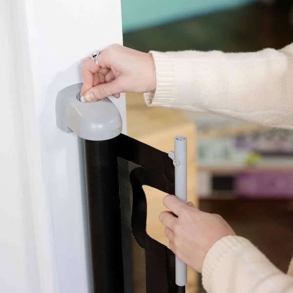 INGENUITY Barnsäkerhetsgrind upp till 136 cm, Upprullbar, Automatisk stängning, Enkel att installera