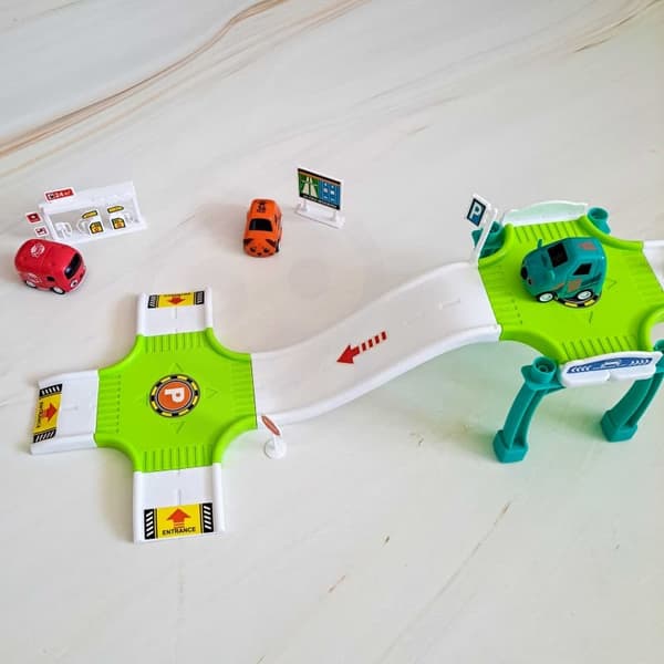 WOOPIE bilgarage med parkeringsbane, tankstation, vejskilte + 3 biler