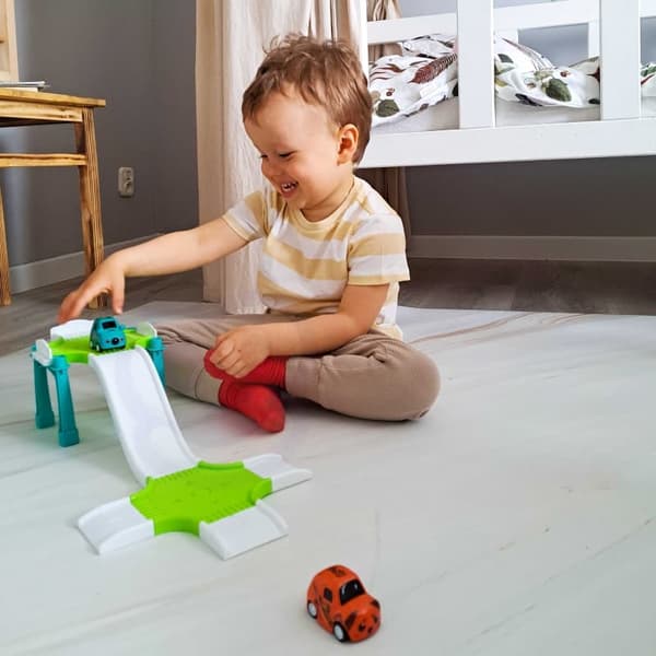 WOOPIE bilgarage med parkeringsbane, tankstation, vejskilte + 3 biler