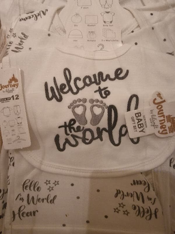 Welcome to the World" Footprint Design – 10-Piece Baby Gift Set (100% Cotton)