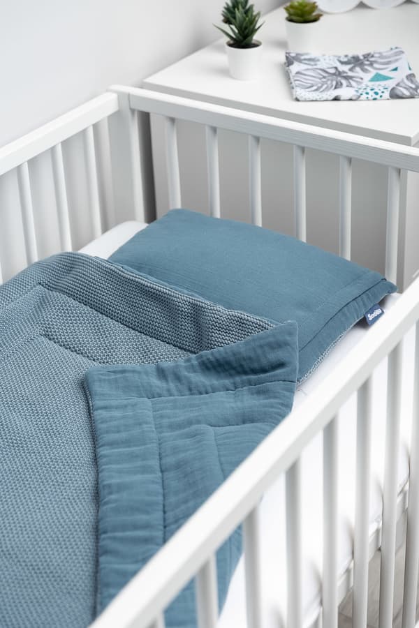 STICKAT SPJÄLSÄNGSSET MED MUSLIN – BLÅ