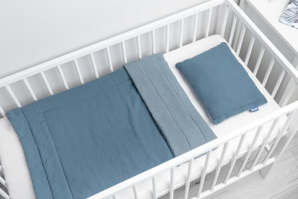 STICKAT SPJÄLSÄNGSSET MED MUSLIN – BLÅ
