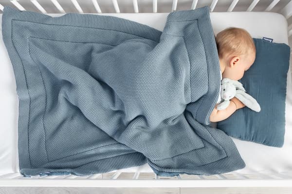 STICKAT SPJÄLSÄNGSSET MED MUSLIN – BLÅ