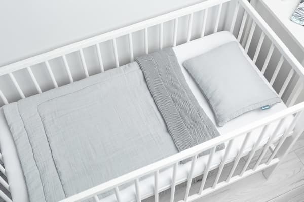 NEULOTTU PINNASÄNKYSETTI MUSLIINILLA – HARMAA