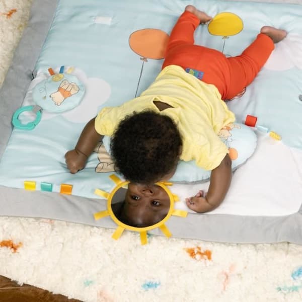 DISNEY BABY -WINNIE- Babylegemåtte, foldbar træbue med sensorisk legetøj, spejl