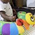 Pikkukuva 6 / 6: Moniaistillinen aktiviteettityyny vatsalla olemiseen - BABY EINSTEIN - Cal-a-Pillow - Lapset 0 kuukauden iästä alkaen