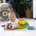 Pikkukuva 2 / 6: Moniaistillinen aktiviteettityyny vatsalla olemiseen - BABY EINSTEIN - Cal-a-Pillow - Lapset 0 kuukauden iästä alkaen