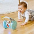 Miniatyrbillede 3 af 6: BABY EINSTEIN EARL Elefanten Interaktivt flersproget aktivitetslegetøj med hjul, udvikling af motoriske færdigheder, musikindlæring