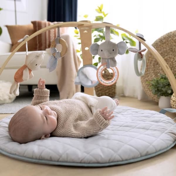 INGENUITY Leikkimatto Cosy Spot™ Käännettävä Peitto Aktiviteettikuntosali - Savimainen™