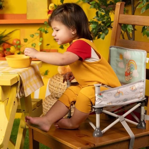 DISNEY BABY -WINNIE- Hopfällbar, bärbar rese-bältesstol, lätt och enkel att rengöra, bärväska ingår