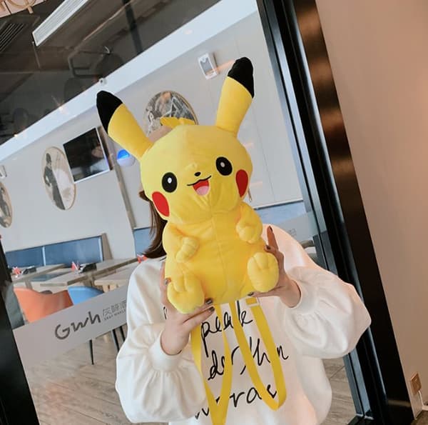 Roligt Pikaqiu  Ryggsäck Pokémon - Pikachu mjukis (27cm)