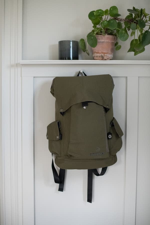SNYGG RYGGSÄCK I CANVAS FRÅN SUTHERLAND & SONS – RED