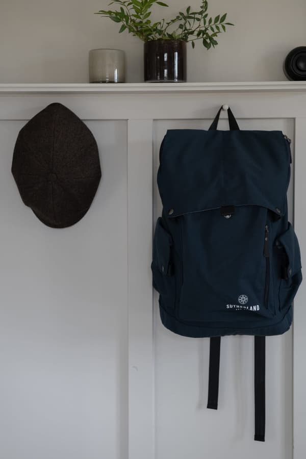 SNYGG RYGGSÄCK I CANVAS FRÅN SUTHERLAND & SONS – RED
