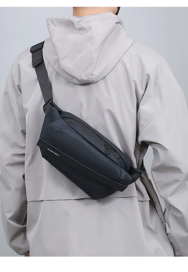 INF Let og rummelig Crossbody-taske