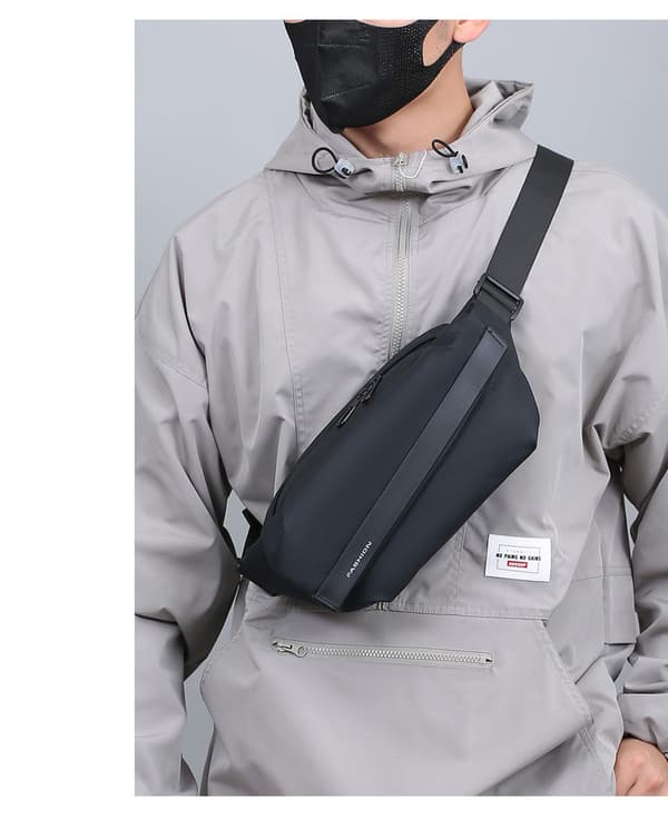 INF Let og rummelig Crossbody-taske