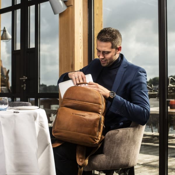 The Chesterfield Brand Austin -ryggsäck för 14-tums bärbar dator, konjak