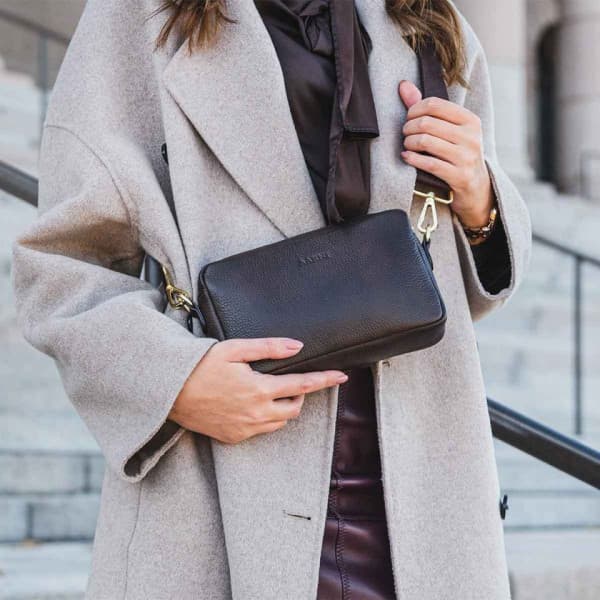 Aarni Crossbody Bag -axelväska, mörkbrun, silverdragkedja