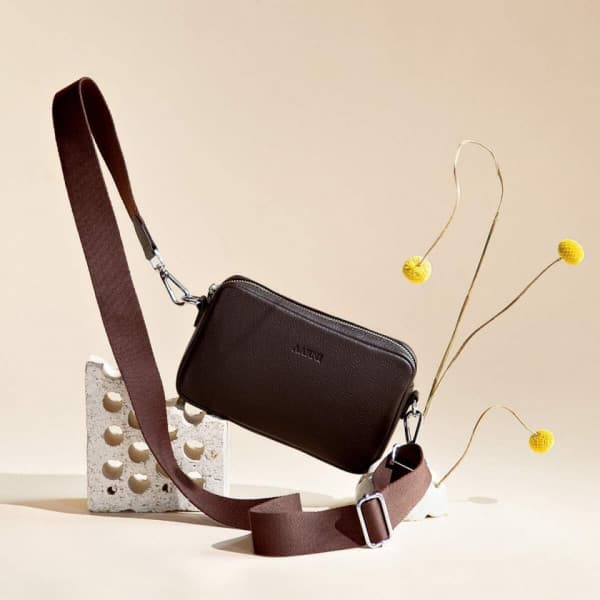 Aarni Crossbody Bag -axelväska, mörkbrun, silverdragkedja