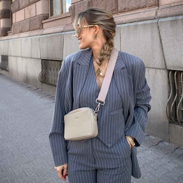 Aarni Crossbody Bag - skuldertaske, taupe, gylden lynlås