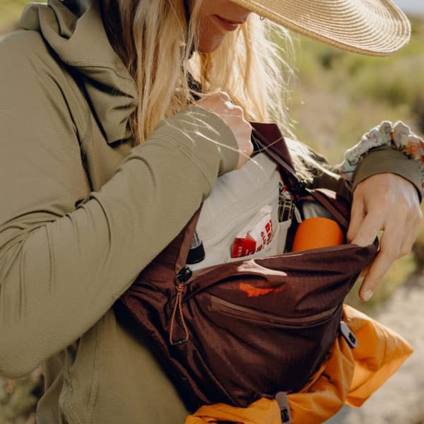 Peak Design Outdoor Sling 7L -ristivartalolaukku, punainen kuunpimennys