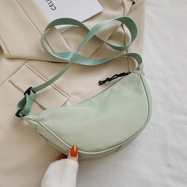 Halvmåne nylon skuldertaske til kvinder - letvægts, rummelig crossbody med justerbar rem og lynlås
