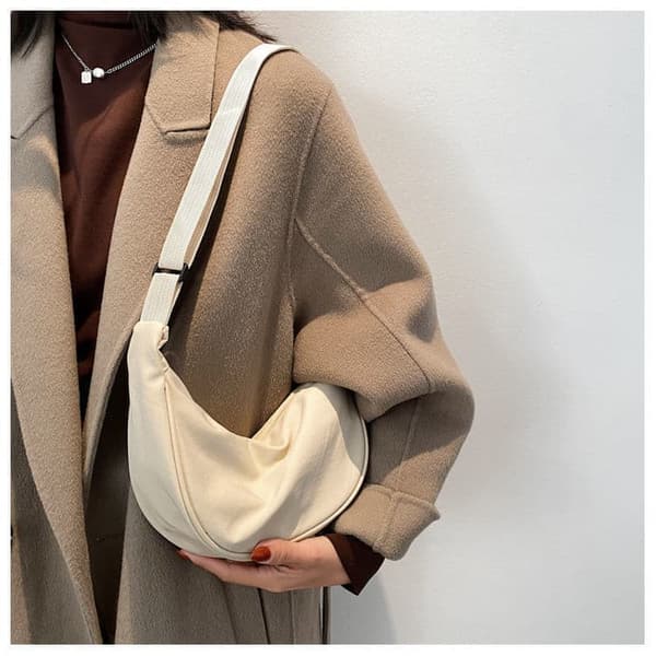 Halvmåne nylon skuldertaske til kvinder - letvægts, rummelig crossbody med justerbar rem og lynlås