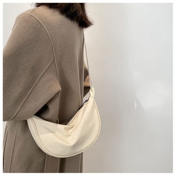 Halvmåne nylon skuldertaske til kvinder - letvægts, rummelig crossbody med justerbar rem og lynlås