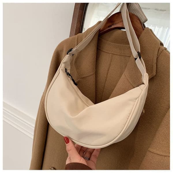 Halvmåne nylon skuldertaske til kvinder - letvægts, rummelig crossbody med justerbar rem og lynlås