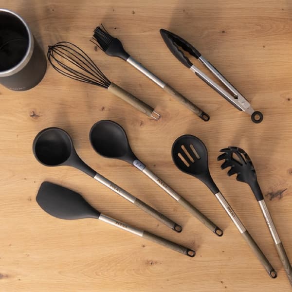 Cecotec Set of 9 utensils, with black head, covered by soft touch and steel handle in wood tone. The main materials consist of silicone, nylon and PP