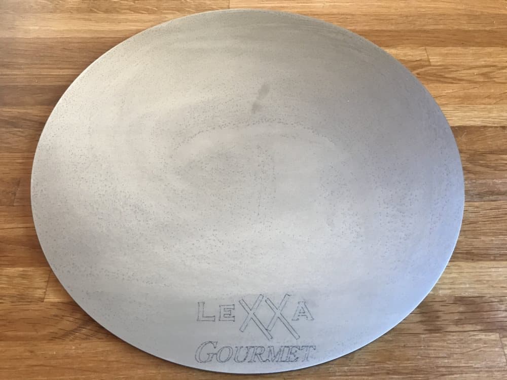 Pizzastål som är 390 mm i diameter runt pizzastål Lexxa Gourmet