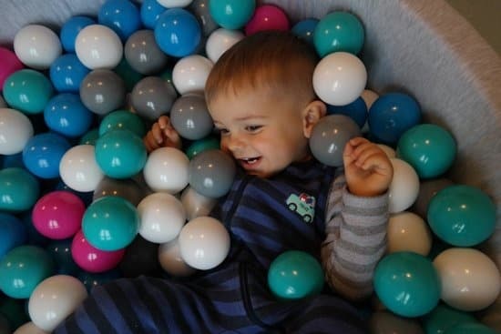 Ultimate-pallikuoppa 300 pallolla, 90 cm halkaisija, turvallinen vaahtoreunus - Täydellinen lasten leikille ja motoristen taitojen kehittämiselle