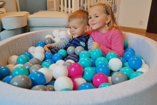 Ultimate-pallikuoppa 300 pallolla, 90 cm halkaisija, turvallinen vaahtoreunus - Täydellinen lasten leikille ja motoristen taitojen kehittämiselle