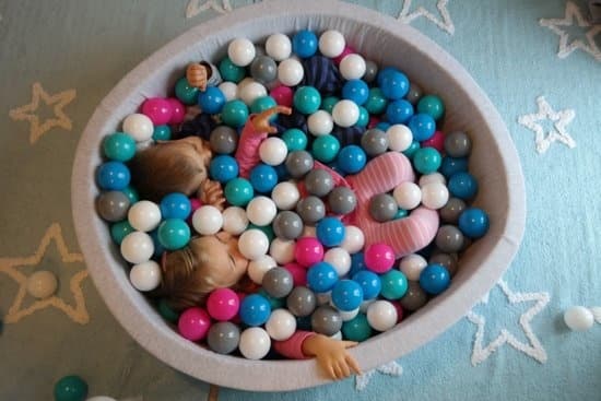300 palloa sisältävä leikkipaikka pesulietteellä päiväkodeille ja kouluille