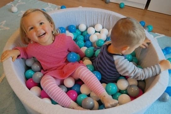 300-pallokuoppa pesulevyn ja varastointipussin kanssa, 90 cm halkaisija, turvallinen vaahtoreunus lapsille
