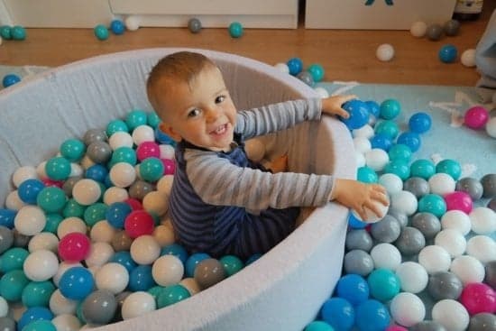 300-pallokuoppa pesulevyn ja varastointipussin kanssa, 90 cm halkaisija, turvallinen vaahtoreunus lapsille