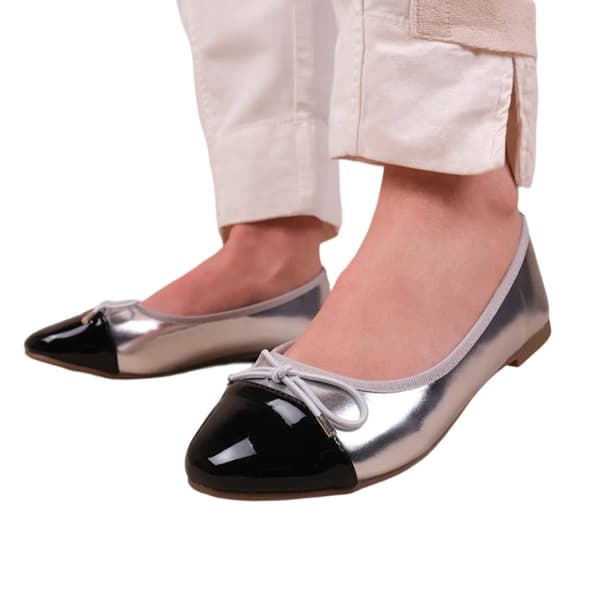 Where's That From Dam/Dam Janice PU Flat Ballerina Ballerina med rosettdetaljer