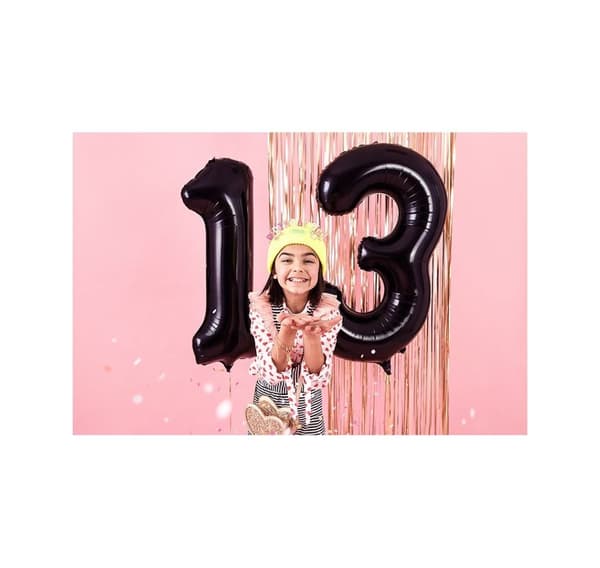 Numero "3" musta