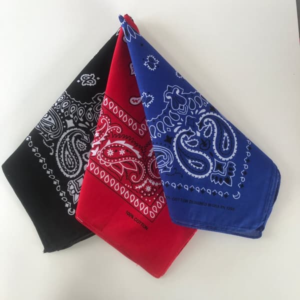 TRE-PAKKES BANDANAER Sort Rød Blå.
