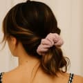 Miniatyrbild 3 av 3: Chouchou Laineux för Hår i Mjuk Cosy Chic Chenille Rosa Rosa