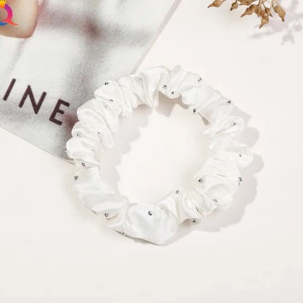 Chouchou klassisk för hår i plisserad satäng diamant chic vit vit